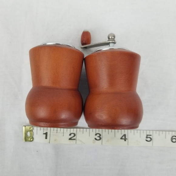 Vintage Wood Salt & Pepper shakers - Picture 6 of 12